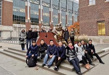 Mingda participants with Goldy statue